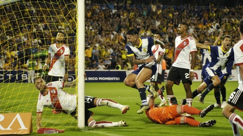 El Canalla festeja el gol en contra de González Pirez.