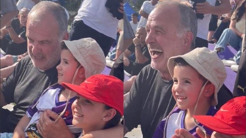 Bielsa rió a carcajadas junto a un pequeño hincha de Fénix en Uruguay.