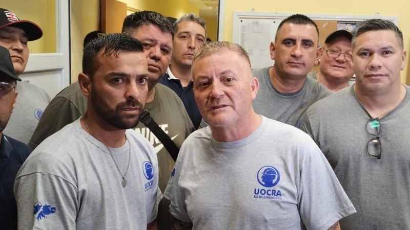 El secretarioa de la Uocra Rosario, Sixto Irrazábal (en el medio), junto a otros trabajadores del gremio.