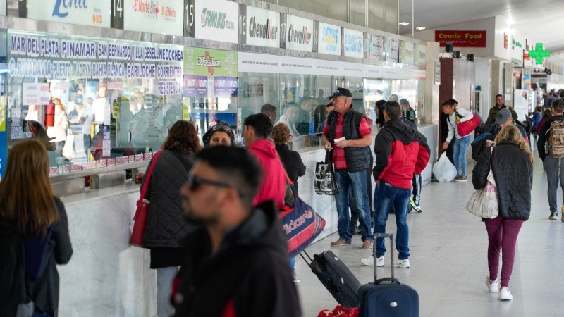 Movimiento extra cada fin de semana largo en la Terminal de Ómnibus de Rosario.