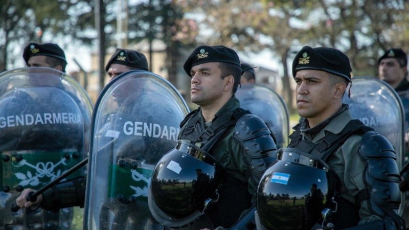 El video destaca la tarea de policías y gendarmes.