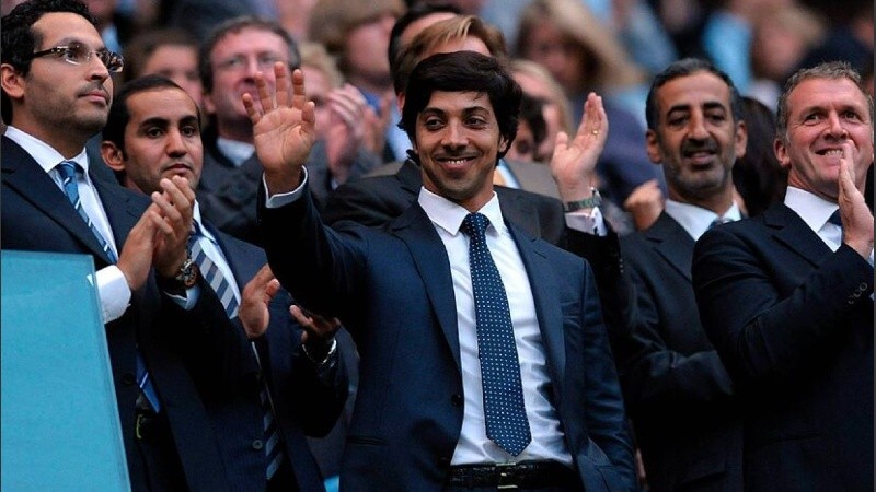 El propietario del Manchester City, Sheikh Mansour bin Zayed Al Nahyan, saludando en el palco