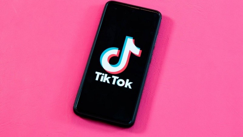TikTok está experimentando con la creación de música mediante inteligencia artificial.
