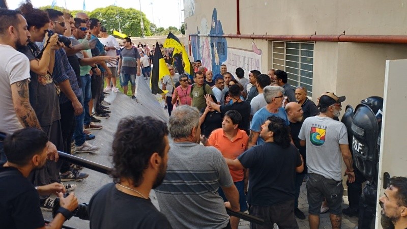 Agitación de taxistas en la puerta del Concejo este jueves