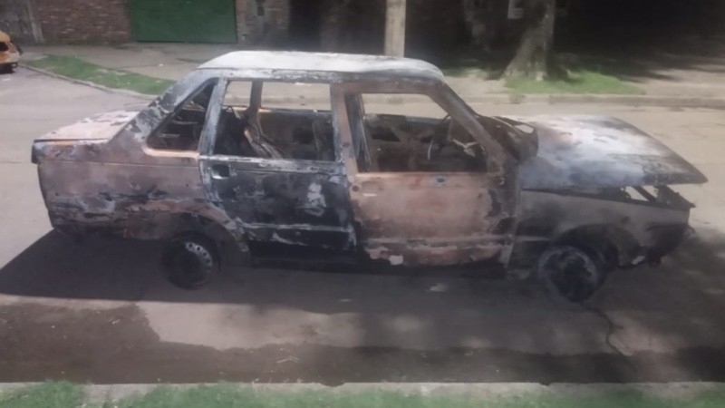 El auto incendiado fue encontrado cerca del crimen.