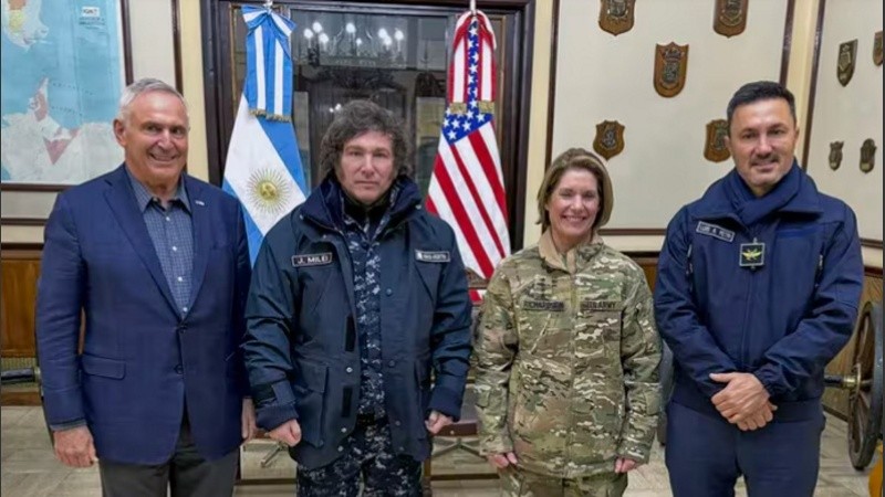 El presidente Javier Milei y la comandante del Comando Sur de los Estados Unidos, Laura Richardson, posan junto al embajador de Estados Unidos en Argentina, Marc Stanley y al ministro de Defensa, Luis Petri.