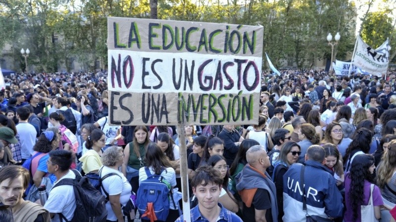 Una imagen de la marcha nacional por la educación pública, el mes pasado en Rosario.