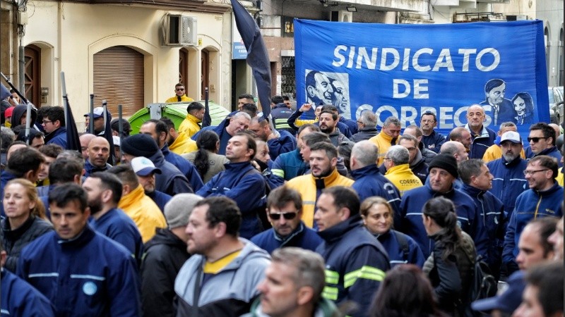 Los trabajadores del Correo de Rosario se movilizaron otra vez contra los despidos.