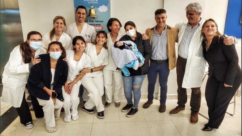 Hito médico en Sanatorio de Niños y en Argentina: el primer bebé trasplantado al nacer, fue dado de alta.