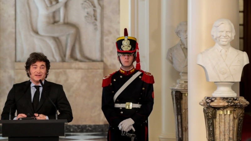 Milei inauguró el busto de Carlos Menem en Casa Rosada, junto a Zulemita y Eduardo.