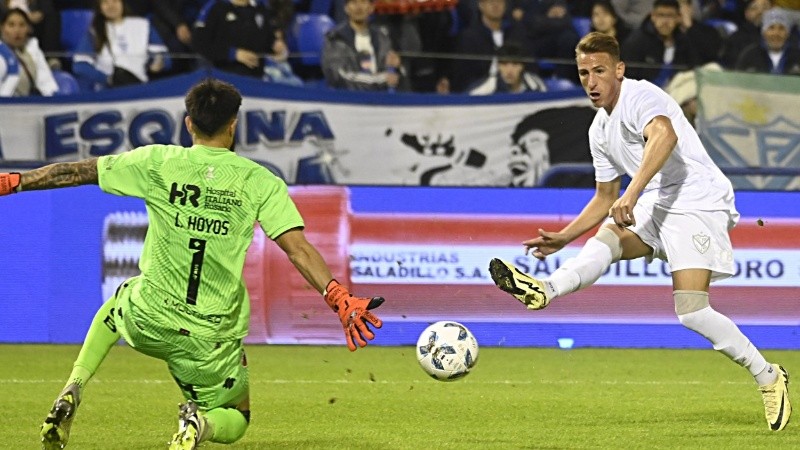 Romero remata al gol en la primera clara de Vélez.