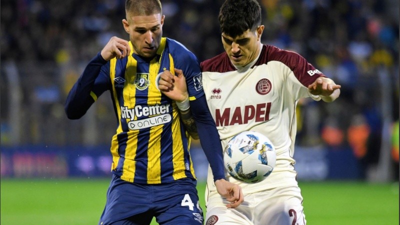 Módica disputa la pelota con Muñoz durante la primera parte en Arroyito.
