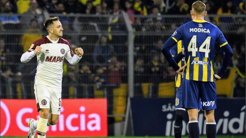 Peña Biafore celebra su gol para Lanús, Módica lo sufre.