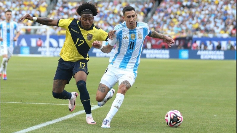 Di María protege la pelota ante la marca de Angelo Preciado.