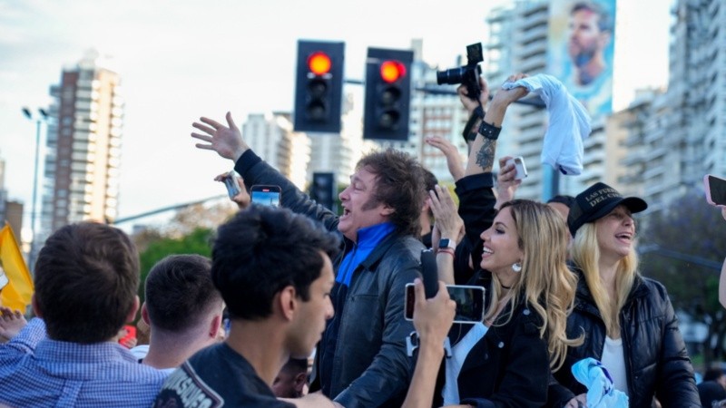 Milei durante una visita de campaña en 2023, antes de ganar las elecciones presidenciales. ¿Vuelve al Monumento?