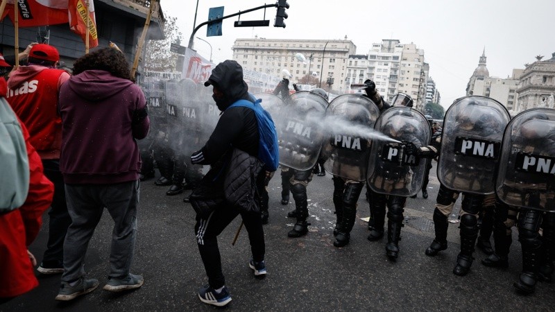 Graves incidentes entre manifestantes y policías afuera del Congreso este miércoles