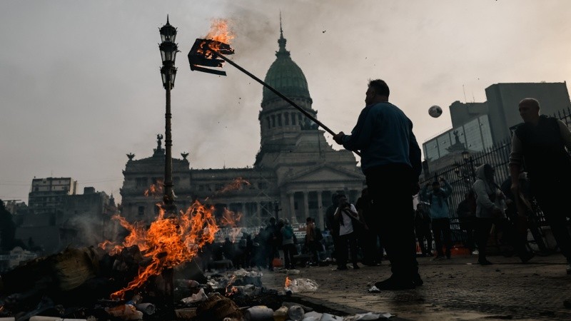 Graves incidentes entre manifestantes y policías afuera del Congreso este miércoles
