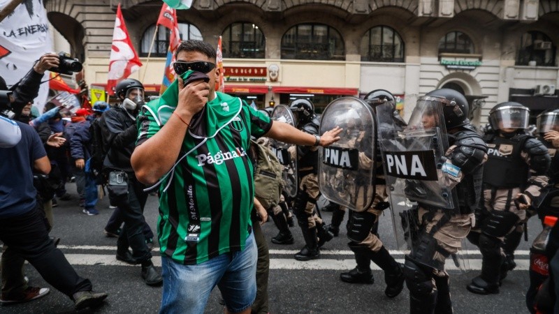 Graves incidentes entre manifestantes y policías afuera del Congreso este miércoles