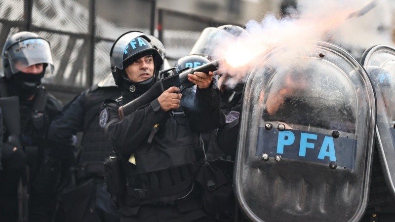 Graves incidentes entre manifestantes y policías afuera del Congreso este miércoles