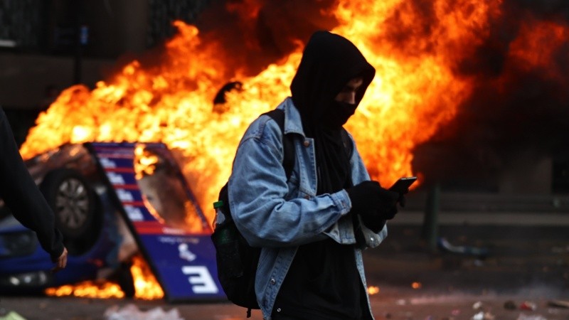 Graves incidentes entre manifestantes y policías afuera del Congreso este miércoles