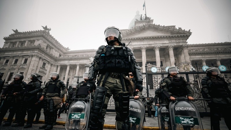 Graves incidentes entre manifestantes y policías afuera del Congreso este miércoles