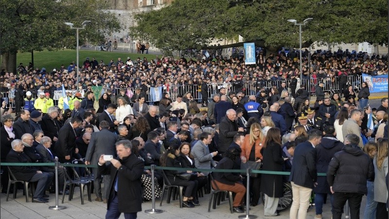 Congregación de vecinos y visitantes en la zona del Monumento por el Dia de la Bandera.