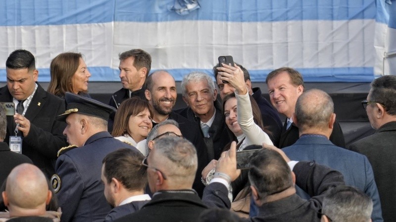 Milei llegó con todo su gabinete al acto por el Día de la Bandera.