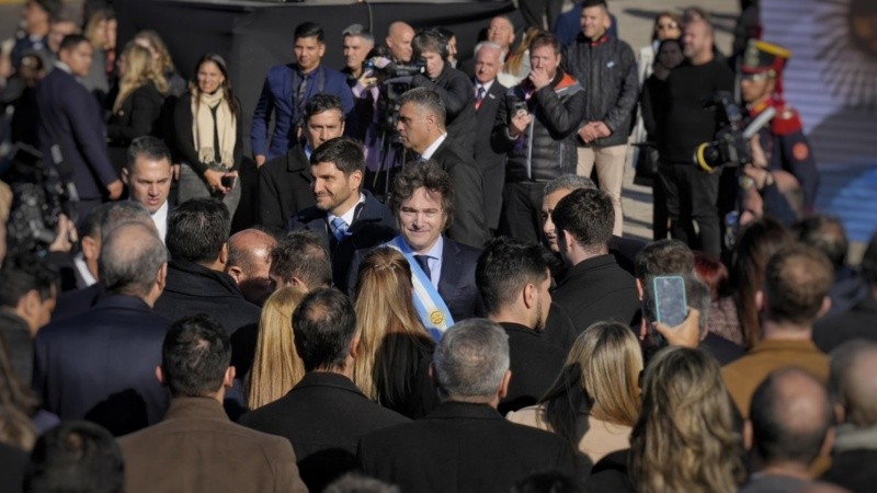 Milei llegó con todo su gabinete al acto por el Día de la Bandera.