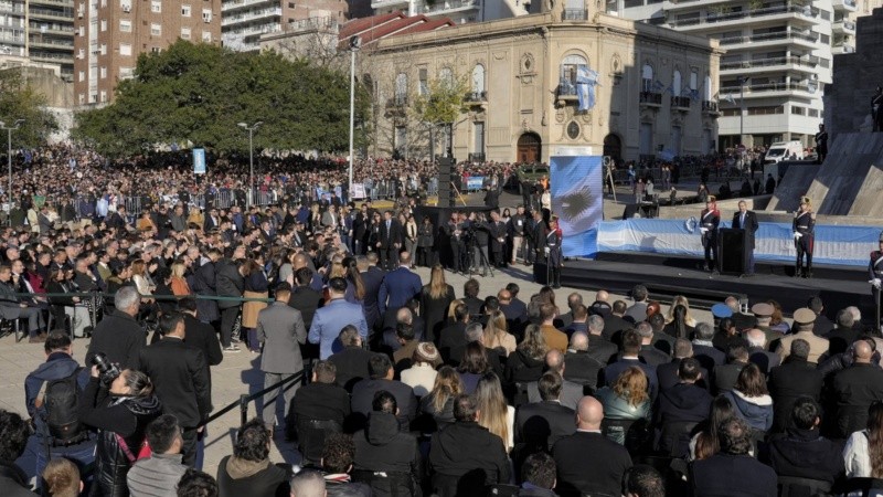 Milei llegó con todo su gabinete al acto por el Día de la Bandera.