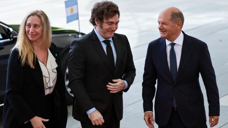 El presidente y su hermana en la reunión con el socialdemócrata Scholz.