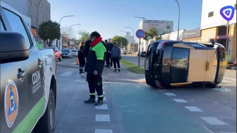 El taxi volcado sobre 27 de Febrero y Cafferata.