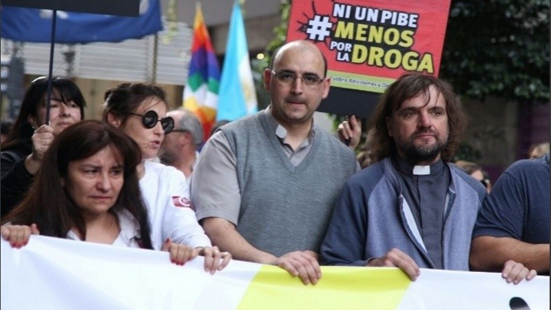 El padre Fabián Belay durante la movilización de Ni un pibe menos por la droga de 2023.