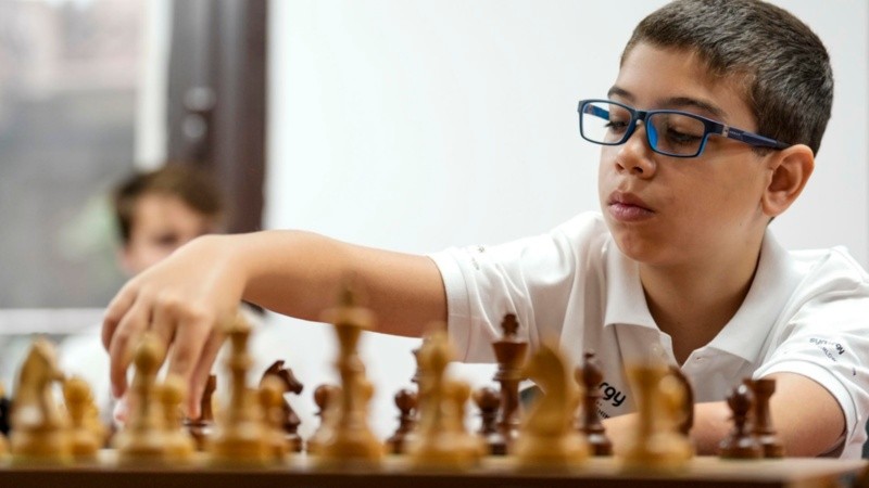 El niño de 10 años en la competencia de ajedrez.