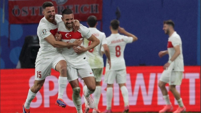 Demiral festeja el 2-0 que aseguró la clasificación turca a cuartos de final de la Eurocopa.