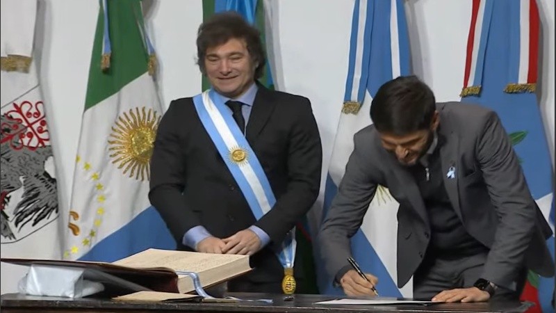 El momento en que Pullaro deja su firma en el Pacto de Mayo.