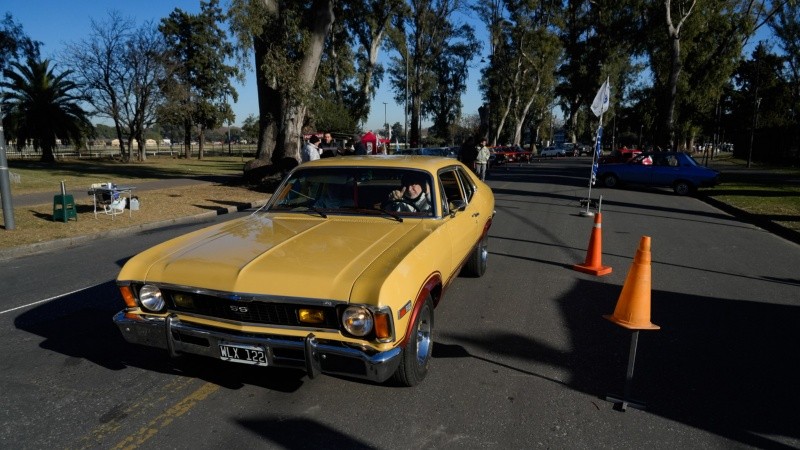 Exposición de vehículos antiguos y de colección en la celebración del Día de la Independencia en Rosario.