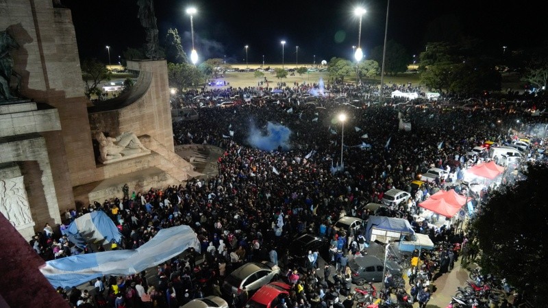 Los festejos de los rosarinos en el Monumento y las calles de la ciudad.