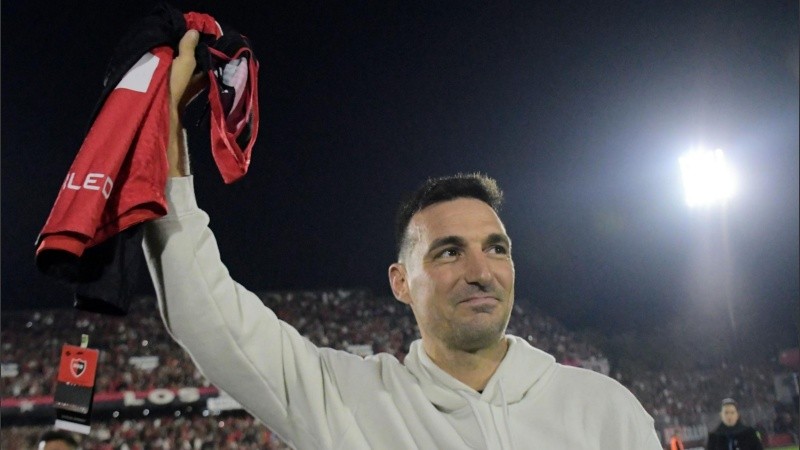 Scaloni recibió una camiseta de Newell's como regalo y la ovación de los hinchas rojinegros.