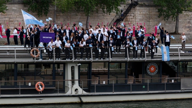 La delegación argentina desfilando por el río Sena, en la inauguración de París 2024