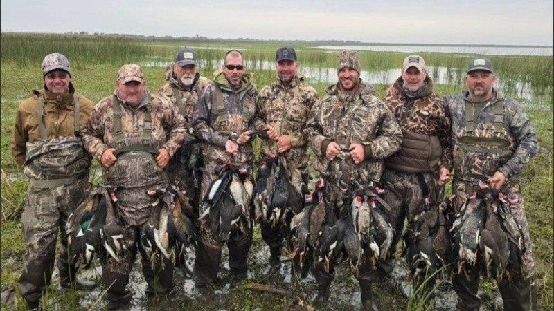 La foto de la indignación: los 8 cazadores con los patos protegidos por ley.