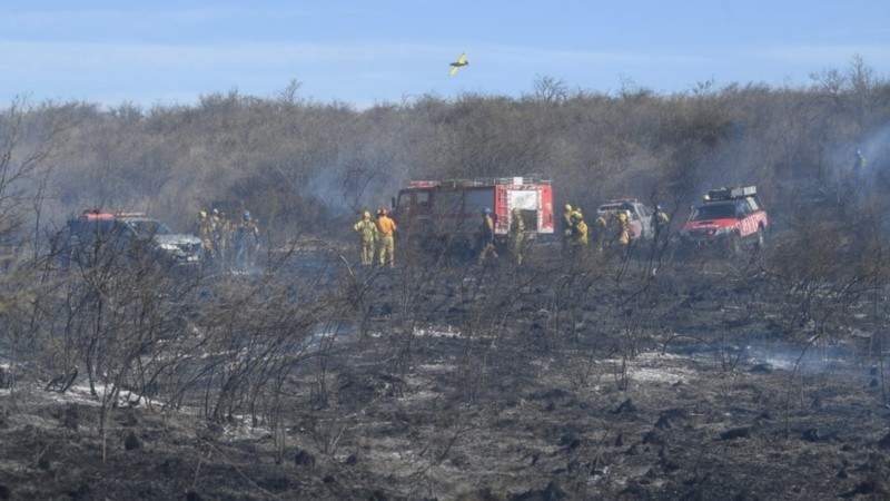 Bomberos de toda la provincia de Córdoba participan del combate al fuego.