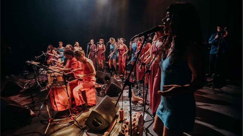 La Colmena es una agrupación musical que se organiza en asambleas y canta música latinoamericana.