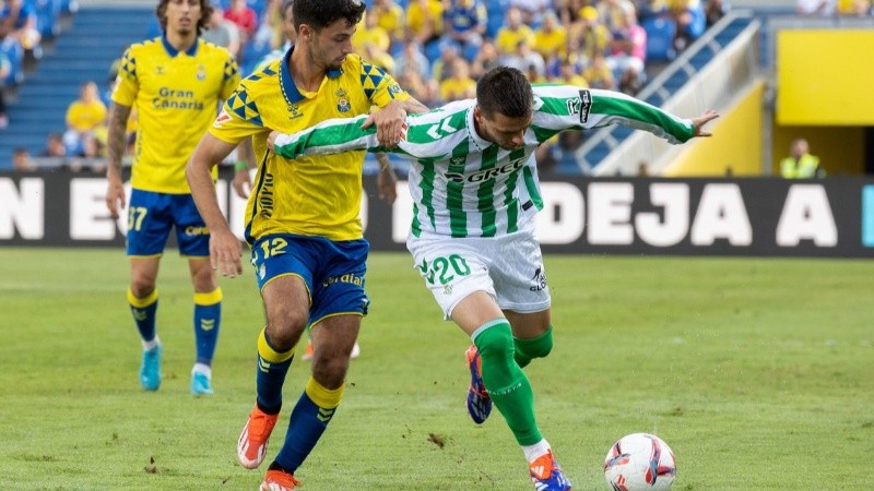 El rosarino cubre la pelota ante la marca del francés Loiodice.