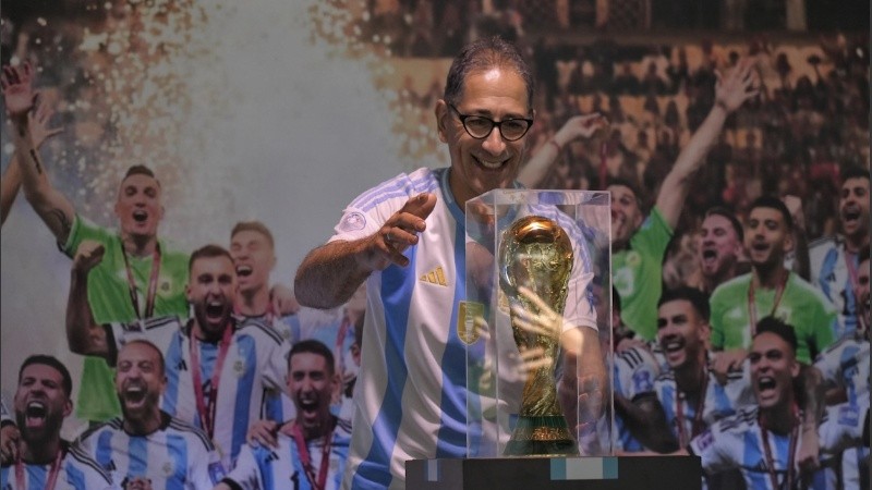 La hinchada ya se acerca a La Fluvial a sacarse su foto con la copa.