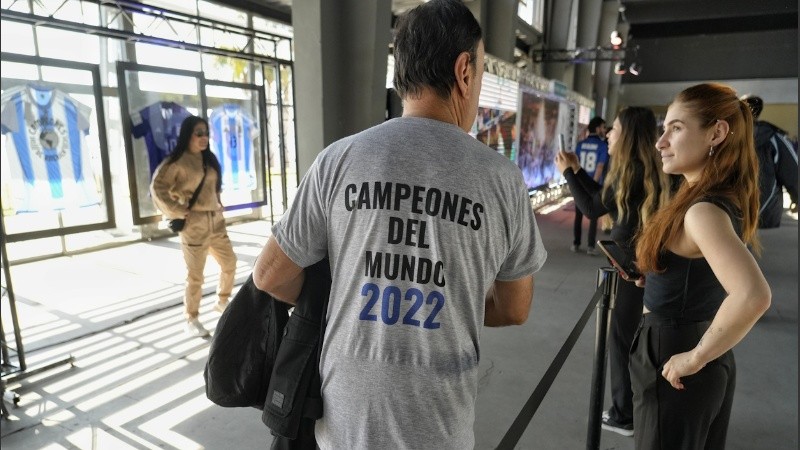 La hinchada ya se acerca a La Fluvial a sacarse su foto con la copa.