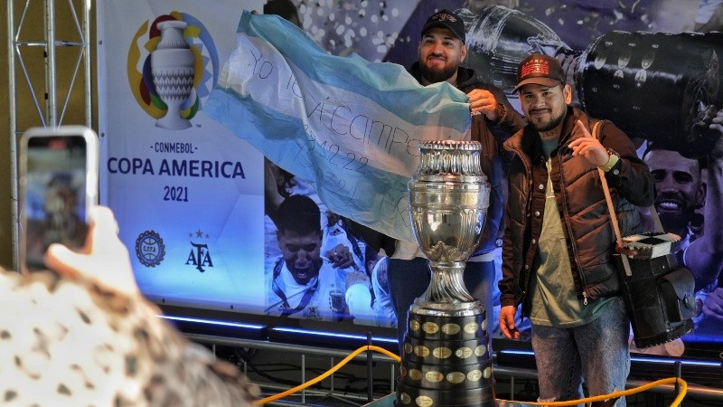 Los rosarinos ya se acercaron a sacarse fotos con los trofeos.