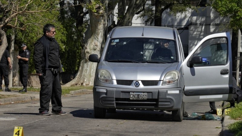 El utilitario en el que llevaban el dinero que fue sustraído por los delincuentes.