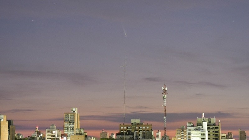 Fotografía del cometa Tsuchinshan–ATLAS sobre el cielo de Rosario, capturada a las 05:45 del sábado 28 de septiembre de 2024.