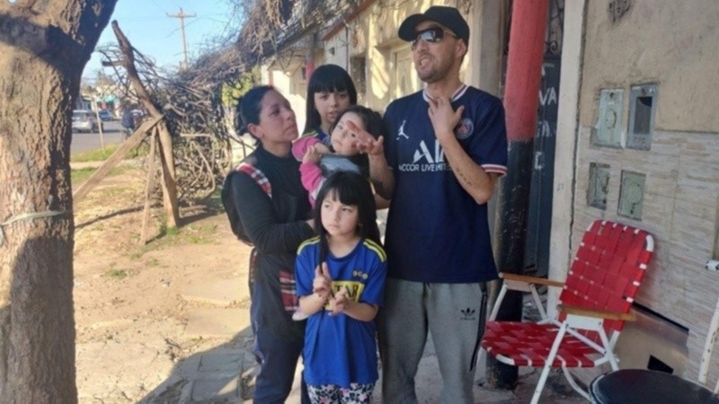 El hombre y su familia, protagonistas de esta historia.