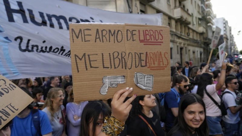 Los carteles más ingeniosos de la marcha universitaria de Rosario.